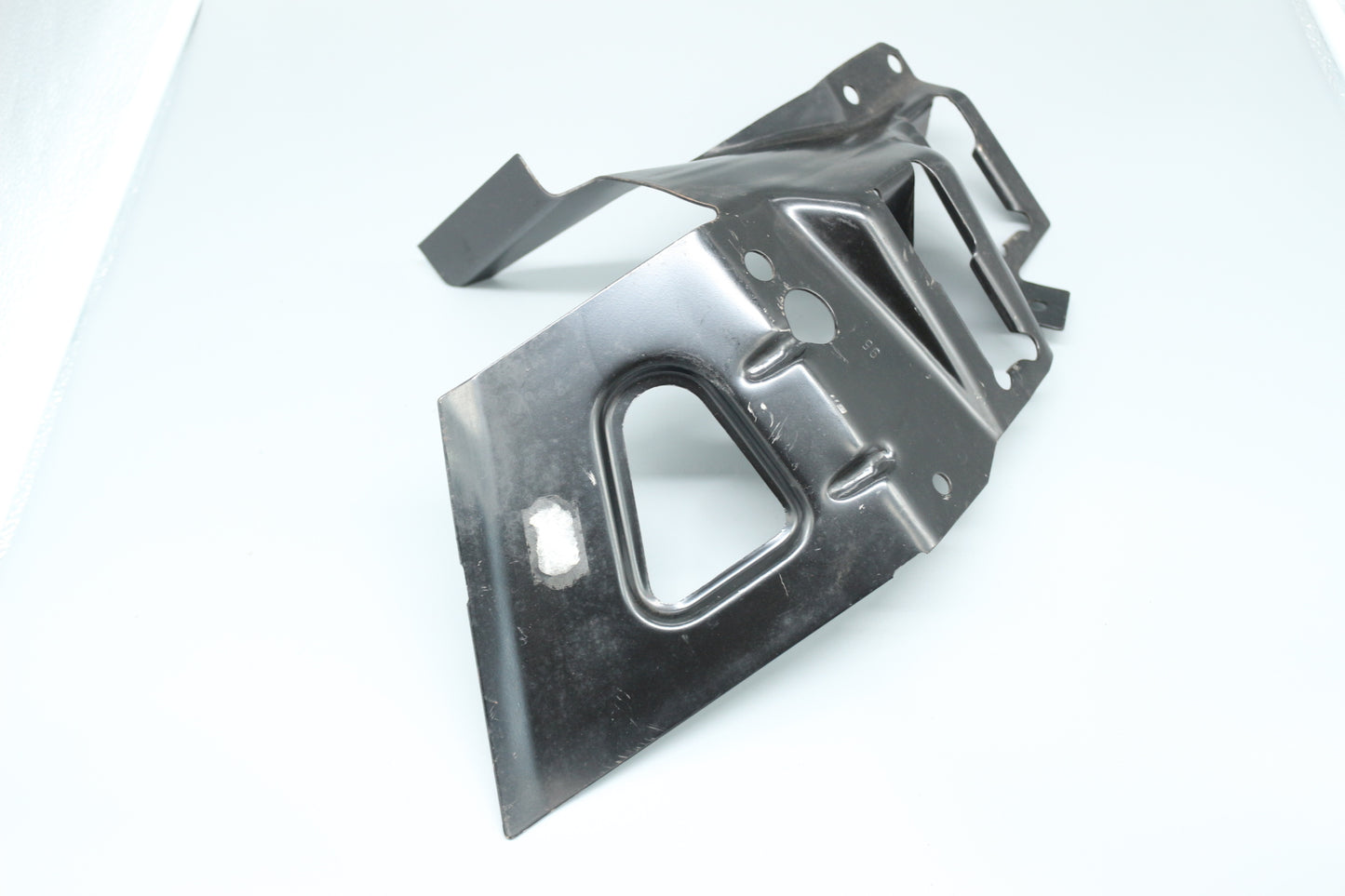 Bracket fairing wheel arch right