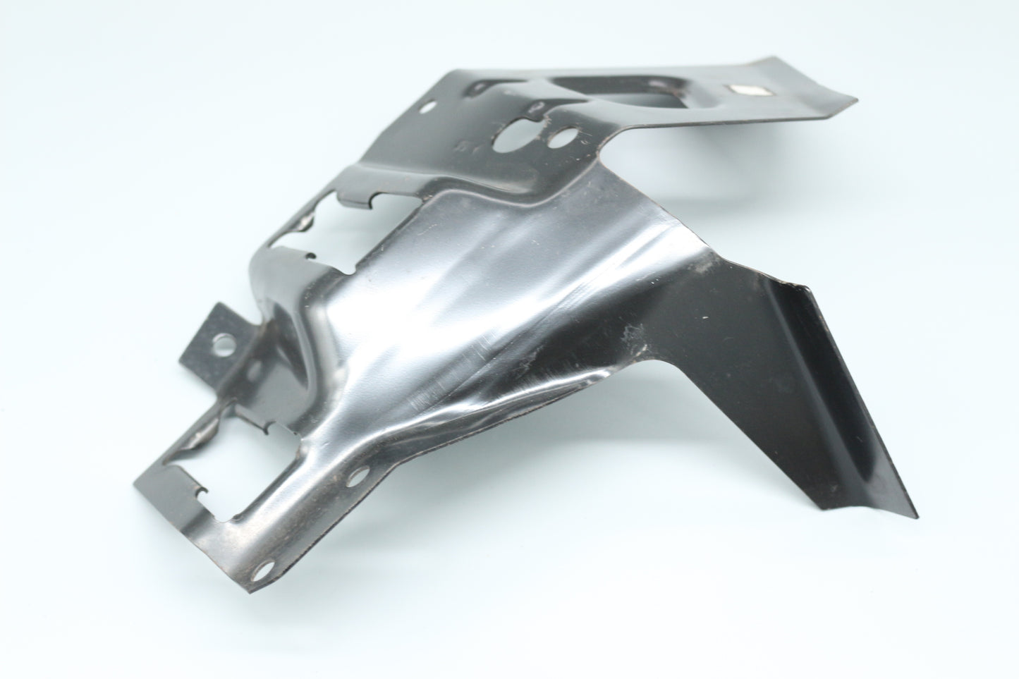 Bracket fairing wheel arch right