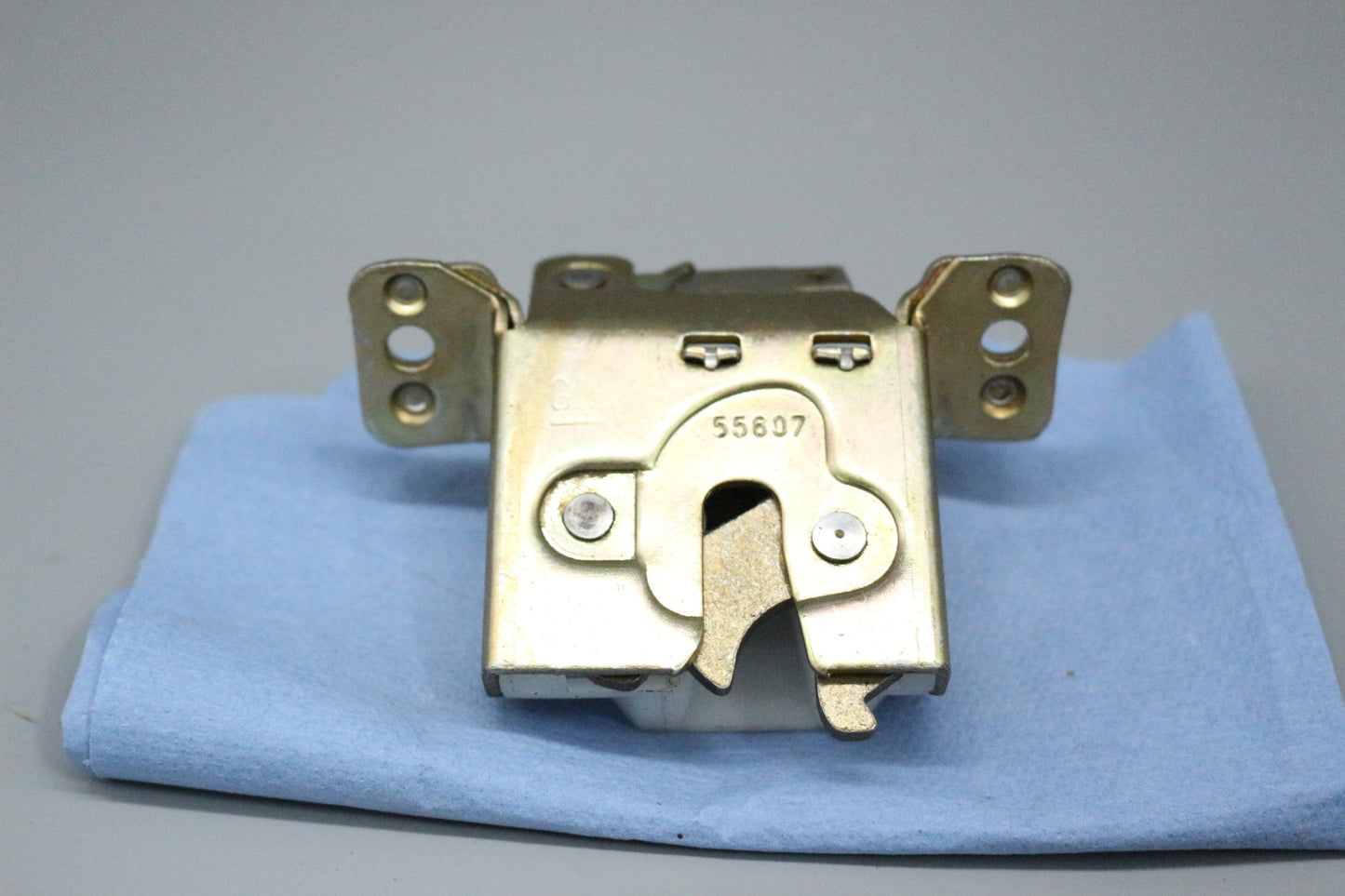 Tailgate lock